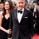 Harrison Ford s'apprête à monter les marches au bras de Calista Flockhart.